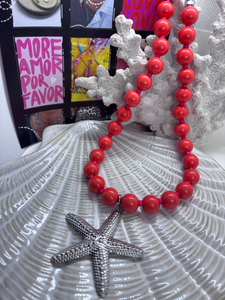 Kralenketting Coral kleur met afneembare zilveren bedel