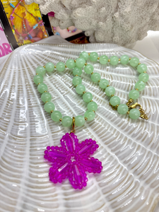 Groene kralenketting met afneembare fuchsia bedel van facetkralen