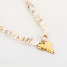 Afbeelding in Gallery-weergave laden, Ecru Chipstone ketting met Stainless steel hart
