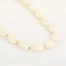 Afbeelding in Gallery-weergave laden, Natuurstenen ketting grote kralen “Ivory”
