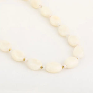 Natuurstenen ketting grote kralen “Ivory”