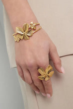 Load image into Gallery viewer, Stainless steel flower bangle armband “gold”
