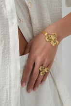 Load image into Gallery viewer, Stainless steel armband met 3 flowers “gold”
