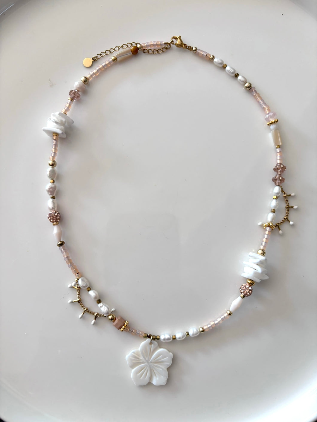 Kralenketting Ecru/white flower “Laura”