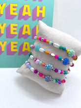 Afbeelding in Gallery-weergave laden, Zilverkleurige kralenarmband met bloem “Blue”
