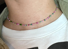 Afbeelding in Gallery-weergave laden, Korte fijne kralenketting met Miyuki kralen “purple/mint”
