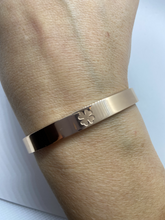 Load image into Gallery viewer, Brede rosé goudkleurige stainless steel armband met &quot;klaver&quot;
