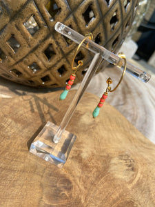 Mooie Bohemian oorbellen in coral en mintgroen
