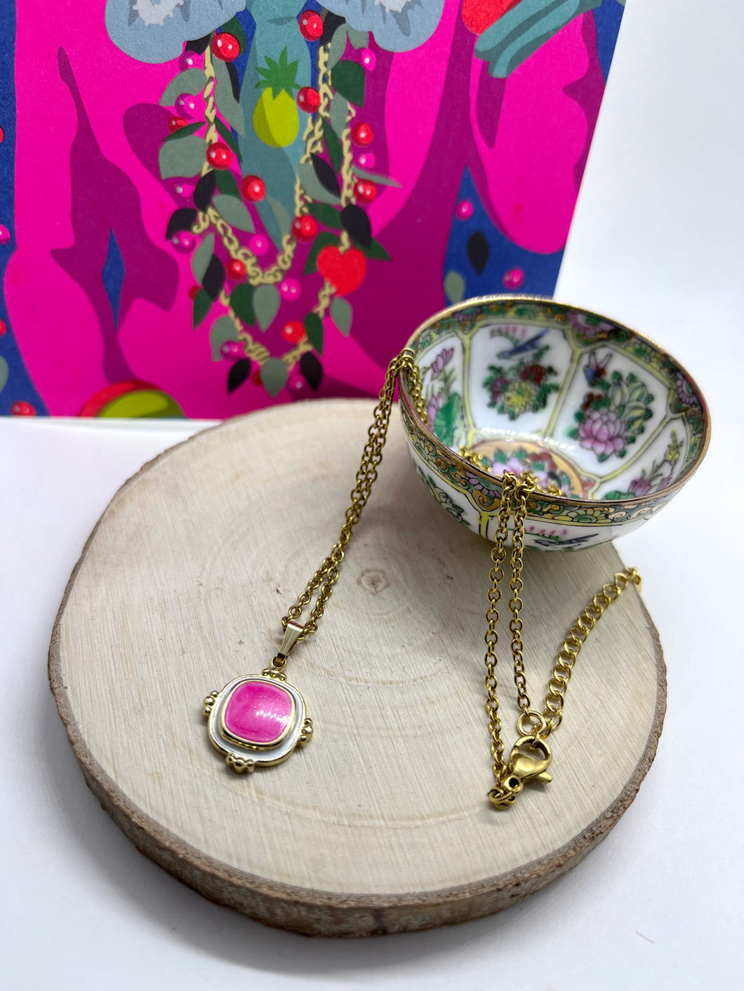 Stainless steel ketting met fluor roze bedel